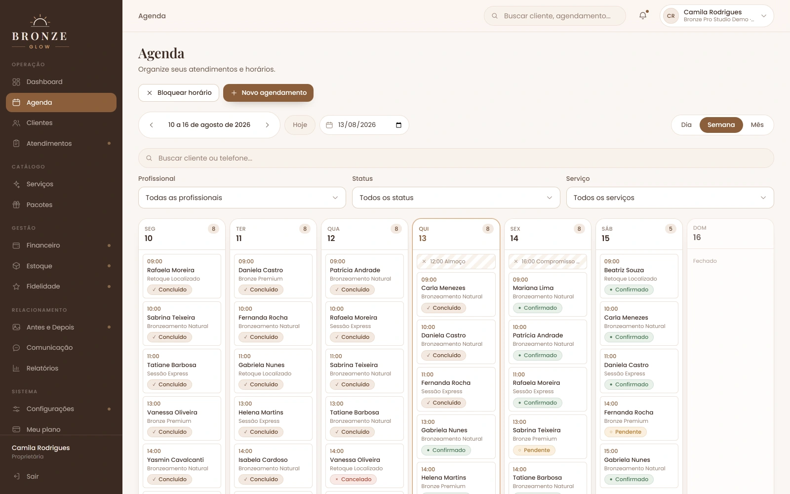 Tela de agenda semanal do sistema Bronze Pro, com os atendimentos de cada dia e o status de cada horário